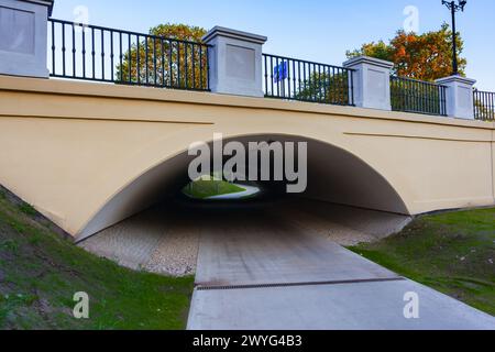 Eine Brücke auf einem Radweg im Stadtzentrum, ursprüngliche Architektur, Polen, Bialystok Stockfoto