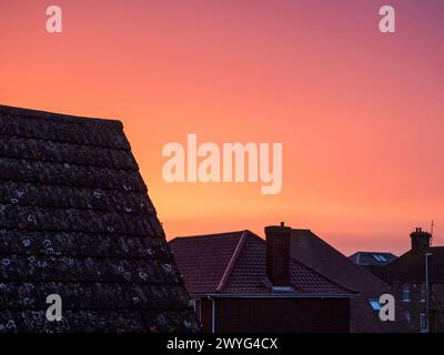 Sheerness, Kent, Großbritannien. April 2024. Wetter in Großbritannien: Sonnenuntergang in Sheerness, Kent. Quelle: James Bell/Alamy Live News Stockfoto