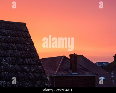 Sheerness, Kent, Großbritannien. April 2024. Wetter in Großbritannien: Sonnenuntergang in Sheerness, Kent. Quelle: James Bell/Alamy Live News Stockfoto