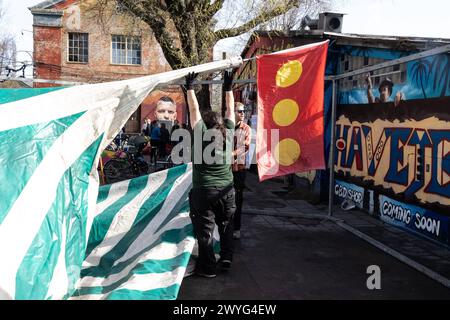 Die Flagge von Freetown Christiania. Bei einem Treffen in Christiania im März wurde beschlossen, die sogenannte Pusher Street im berühmten Kopenhagener Viertel heute am Samstag, den 6. April 2024, während eines sogenannten Aktionstages auszugraben. Es ist geplant, dass Christianitter mit Hilfe von Arbeitern die Straße ausgräbt. Menschen außerhalb von Christiania sind herzlich eingeladen, sich daran zu beteiligen, wie der Sprecher von Christiania informiert hat. Durch das Ausgraben der Straße hoffen die Bewohner von Christiania, kriminelle Banden davon abzuhalten, ihren Drogenhandel am Standort Kopenhagen Pusher Street Dänemark fortzusetzen Copyright: XKristianx Stockfoto