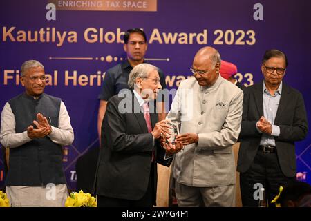 NEW DELHI, INDIEN - 6. APRIL: NK Singh, Vorsitzender der 15. finanzkommission Indiens, erhielt am 6. April 2024 in Neu-Delhi, Indien den TIOL Fiscal Heritage Award 2023 vom ehemaligen indischen Präsidenten Ramnath Kovind im Taj Hotel Mansingh Road. (Foto: Sanchit Khanna/Hindustan Times/SIPA USA ) Stockfoto