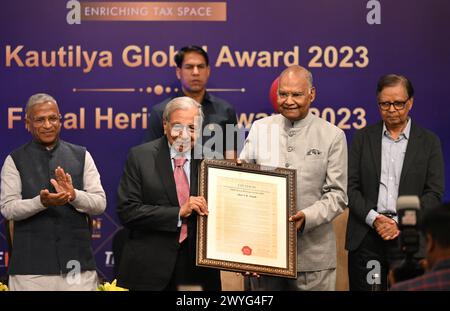 NEW DELHI, INDIEN - 6. APRIL: NK Singh, Vorsitzender der 15. finanzkommission Indiens, erhielt am 6. April 2024 in Neu-Delhi, Indien den TIOL Fiscal Heritage Award 2023 vom ehemaligen indischen Präsidenten Ramnath Kovind im Taj Hotel Mansingh Road. (Foto: Sanchit Khanna/Hindustan Times/SIPA USA ) Stockfoto