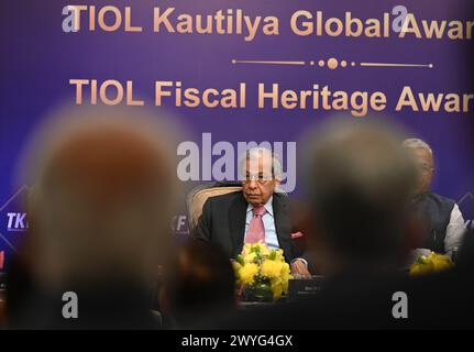 Ndw Delhi, Indien. April 2024. NEW DELHI, INDIEN - 6. APRIL: NK Singh, Vorsitzender der 15. finanzkommission Indiens, während einer Preisverleihung erhielt er den TIOL Fiscal Heritage Award 2023 vom ehemaligen indischen Präsidenten Ramnath Kovind im Taj Hotel Mansingh Road am 6. April 2024 in Neu-Delhi, Indien. (Foto: Sanchit Khanna/Hindustan Times/SIPA USA) Credit: SIPA USA/Alamy Live News Stockfoto