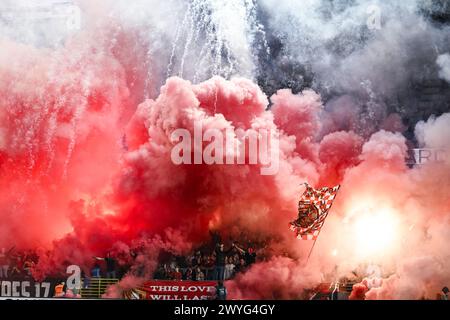 Antwerpen, Belgien. April 2024. Die Fans Antwerpens wurden vor einem Fußballspiel zwischen Royal Antwerp FC und KRC Genk am Samstag, den 6. April 2024 in Antwerpen, am 2. Tag (von 10) der Play-offs der Champions der ersten Liga der „Jupiler Pro League“ 2023-2024 in der belgischen Meisterschaft vorgestellt. BELGA FOTO TOM GOYVAERTS Credit: Belga Nachrichtenagentur/Alamy Live News Stockfoto