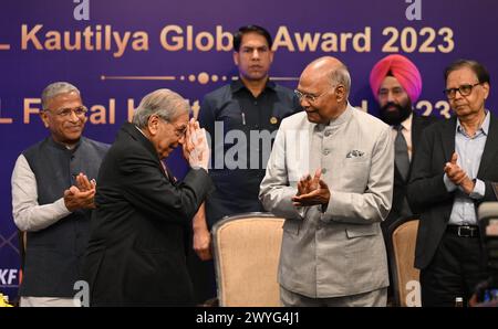 NEW DELHI, INDIEN - 6. APRIL: NK Singh, Vorsitzender der 15. finanzkommission Indiens, erhielt am 6. April 2024 in Neu-Delhi, Indien den TIOL Fiscal Heritage Award 2023 vom ehemaligen indischen Präsidenten Ramnath Kovind im Taj Hotel Mansingh Road. (Foto: Sanchit Khanna/Hindustan Times/SIPA USA ) Stockfoto