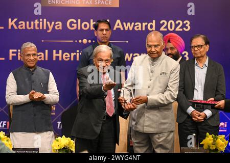 NEW DELHI, INDIEN - 6. APRIL: NK Singh, Vorsitzender der 15. finanzkommission Indiens, erhielt am 6. April 2024 in Neu-Delhi, Indien den TIOL Fiscal Heritage Award 2023 vom ehemaligen indischen Präsidenten Ramnath Kovind im Taj Hotel Mansingh Road. (Foto: Sanchit Khanna/Hindustan Times/SIPA USA ) Stockfoto