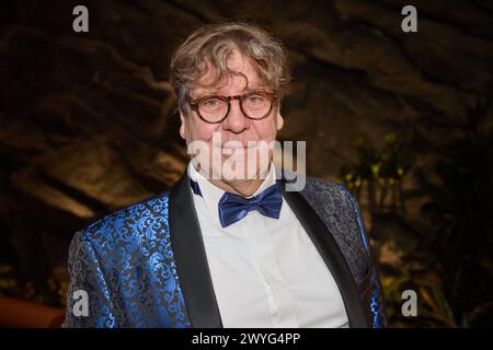 Hamburg, Deutschland. April 2024. Uwe Rohde, Schauspieler, kommt zum „Blauen Ball“ mit einer Spendengala zur Unterstützung der UKE Kinderkrebsstation im Hotel „Grand Elysee“. Quelle: Georg Wendt/dpa/Alamy Live News Stockfoto