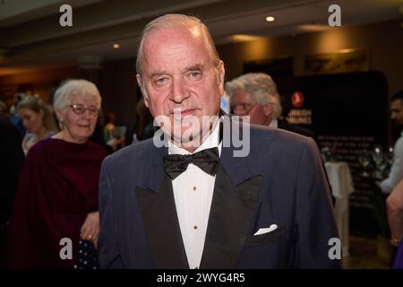 Hamburg, Deutschland. April 2024. Enno Baron von Ruffin, Landbesitzer in Basthorst, kommt zum „Blauen Ball“ mit einer Spendengala für die UKE-Kinderkrebsstation im Hotel „Grand Elysee“. Quelle: Georg Wendt/dpa/Alamy Live News Stockfoto