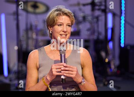 Hamburg, Deutschland. April 2024. Christina Block, Unternehmerin, ist während des „Blue Ball“ mit einer Spendengala für die UKE Kinderkrebsstation im Hotel „Grand Elysee“ auf der Bühne. Quelle: Georg Wendt/dpa/Alamy Live News Stockfoto