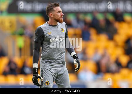 Wolverhampton, Großbritannien. April 2024. Der Torhüter José Sá wärmt sich während des Premier League-Spiels zwischen den Wolverhampton Wanderers und West Ham United am 6. April 2024 in Molineux, Wolverhampton, England auf. Foto von Stuart Leggett. Nur redaktionelle Verwendung, Lizenz für kommerzielle Nutzung erforderlich. Keine Verwendung bei Wetten, Spielen oder Publikationen eines einzelnen Clubs/einer Liga/eines Spielers. Quelle: UK Sports Pics Ltd/Alamy Live News Stockfoto