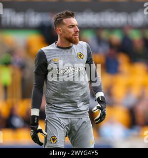 Wolverhampton, Großbritannien. April 2024. Der Torhüter José Sá wärmt sich während des Premier League-Spiels zwischen den Wolverhampton Wanderers und West Ham United am 6. April 2024 in Molineux, Wolverhampton, England auf. Foto von Stuart Leggett. Nur redaktionelle Verwendung, Lizenz für kommerzielle Nutzung erforderlich. Keine Verwendung bei Wetten, Spielen oder Publikationen eines einzelnen Clubs/einer Liga/eines Spielers. Quelle: UK Sports Pics Ltd/Alamy Live News Stockfoto