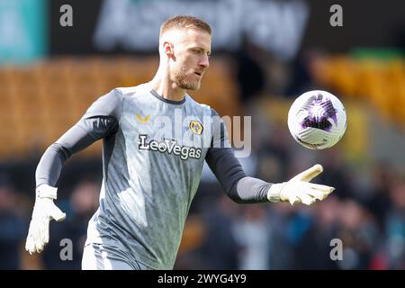 Wolverhampton, Großbritannien. April 2024. Daniel Bentley, Torhüter der Wölfe, wärmt sich während des Premier League-Spiels zwischen Wolverhampton Wanderers und West Ham United am 6. April 2024 in Molineux, Wolverhampton, England auf. Foto von Stuart Leggett. Nur redaktionelle Verwendung, Lizenz für kommerzielle Nutzung erforderlich. Keine Verwendung bei Wetten, Spielen oder Publikationen eines einzelnen Clubs/einer Liga/eines Spielers. Quelle: UK Sports Pics Ltd/Alamy Live News Stockfoto