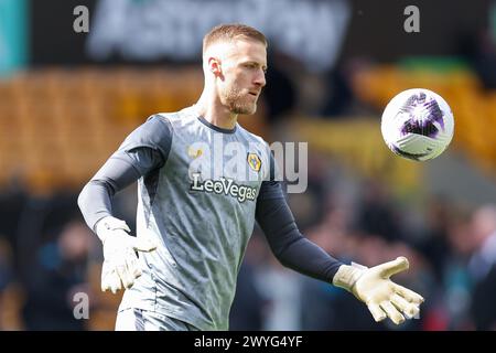 Wolverhampton, Großbritannien. April 2024. Daniel Bentley, Torhüter der Wölfe, wärmt sich während des Premier League-Spiels zwischen Wolverhampton Wanderers und West Ham United am 6. April 2024 in Molineux, Wolverhampton, England auf. Foto von Stuart Leggett. Nur redaktionelle Verwendung, Lizenz für kommerzielle Nutzung erforderlich. Keine Verwendung bei Wetten, Spielen oder Publikationen eines einzelnen Clubs/einer Liga/eines Spielers. Quelle: UK Sports Pics Ltd/Alamy Live News Stockfoto