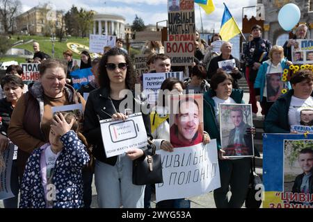 Kiew, Ukraine. April 2024. Aktivisten halten während einer Kundgebung Plakate, in denen die Behörden aufgefordert werden, ihre Angehörigen aus russischer Gefangenschaft auf dem Unabhängigkeitsplatz zurückzubringen. Aktivisten sagten, dass Russland angeblich Tausende ukrainischer Zivilisten während der Besetzung der nördlichen Regionen der Ukraine gefangen genommen habe. (Foto: Oleksii Chumachenko/SOPA Images/SIPA USA) Credit: SIPA USA/Alamy Live News Stockfoto