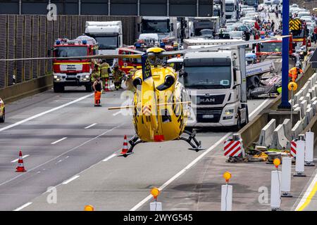 Wallenhorst, Deutschland 06. April 2024: VU schwer - - A1 RF HB 218,0 - auf der BAB 1 kommt es zwischen den Anschlussstellen Osnabrück-Hafen und Osnabrück-Nord, Fahrtrichtung Bremen, zum Zusammenstoß zwischen mehreren Fahrzeugen. Mindestens zwei Personen werden dabei verletzt. Polizei, Feuerwehr und Rettungsdienst sind vor Ort. Ein Rettungshubschrauber ist ebenfalls im Einsatz. Die Verkehrsunfallaufnahme dauert an. Die Richtungsfahrbahn Bremen ist aktuell gesperrt. A1 Niedersachsen *** Wallenhorst, Deutschland 06 April 2024 Unfall schwer A1 RF HB 218 0 es kommt zu einer Kollision zwischen mehreren ve Stockfoto