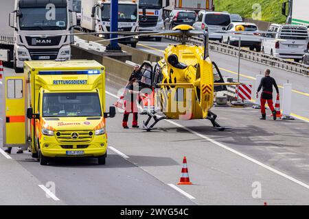 Wallenhorst, Deutschland 06. April 2024: VU schwer - - A1 RF HB 218,0 - auf der BAB 1 kommt es zwischen den Anschlussstellen Osnabrück-Hafen und Osnabrück-Nord, Fahrtrichtung Bremen, zum Zusammenstoß zwischen mehreren Fahrzeugen. Mindestens zwei Personen werden dabei verletzt. Polizei, Feuerwehr und Rettungsdienst sind vor Ort. Ein Rettungshubschrauber ist ebenfalls im Einsatz. Die Verkehrsunfallaufnahme dauert an. Die Richtungsfahrbahn Bremen ist aktuell gesperrt. A1 Niedersachsen *** Wallenhorst, Deutschland 06 April 2024 Unfall schwer A1 RF HB 218 0 es kommt zu einer Kollision zwischen mehreren ve Stockfoto