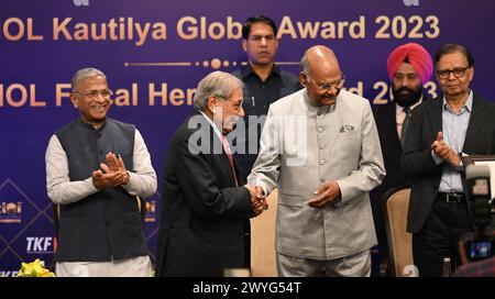 NEW DELHI, INDIEN - 6. APRIL: NK Singh, Vorsitzender der 15. finanzkommission Indiens, erhielt am 6. April 2024 in Neu-Delhi, Indien den TIOL Fiscal Heritage Award 2023 vom ehemaligen indischen Präsidenten Ramnath Kovind im Taj Hotel Mansingh Road. (Foto: Sanchit Khanna/Hindustan Times/SIPA USA ) Stockfoto