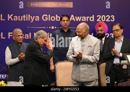 NEW DELHI, INDIEN - 6. APRIL: NK Singh, Vorsitzender der 15. finanzkommission Indiens, erhielt am 6. April 2024 in Neu-Delhi, Indien den TIOL Fiscal Heritage Award 2023 vom ehemaligen indischen Präsidenten Ramnath Kovind im Taj Hotel Mansingh Road. (Foto: Sanchit Khanna/Hindustan Times/SIPA USA ) Stockfoto