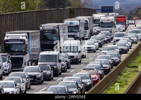 Wallenhorst, Deutschland 06. April 2024: VU schwer - - A1 RF HB 218,0 - auf der BAB 1 kommt es zwischen den Anschlussstellen Osnabrück-Hafen und Osnabrück-Nord, Fahrtrichtung Bremen, zum Zusammenstoß zwischen mehreren Fahrzeugen. Mindestens zwei Personen werden dabei verletzt. Polizei, Feuerwehr und Rettungsdienst sind vor Ort. Ein Rettungshubschrauber ist ebenfalls im Einsatz. Die Verkehrsunfallaufnahme dauert an. Die Richtungsfahrbahn Bremen ist aktuell gesperrt. A1 Niedersachsen *** Wallenhorst, Deutschland 06 April 2024 Unfall schwer A1 RF HB 218 0 es kommt zu einer Kollision zwischen mehreren ve Stockfoto