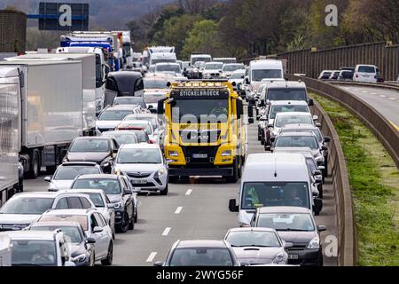 Wallenhorst, Deutschland 06. April 2024: VU schwer - - A1 RF HB 218,0 - auf der BAB 1 kommt es zwischen den Anschlussstellen Osnabrück-Hafen und Osnabrück-Nord, Fahrtrichtung Bremen, zum Zusammenstoß zwischen mehreren Fahrzeugen. Mindestens zwei Personen werden dabei verletzt. Polizei, Feuerwehr und Rettungsdienst sind vor Ort. Ein Rettungshubschrauber ist ebenfalls im Einsatz. Die Verkehrsunfallaufnahme dauert an. Die Richtungsfahrbahn Bremen ist aktuell gesperrt. A1 Niedersachsen *** Wallenhorst, Deutschland 06 April 2024 Unfall schwer A1 RF HB 218 0 es kommt zu einer Kollision zwischen mehreren ve Stockfoto