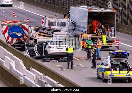 Wallenhorst, Deutschland 06. April 2024: VU schwer - - A1 RF HB 218,0 - auf der BAB 1 kommt es zwischen den Anschlussstellen Osnabrück-Hafen und Osnabrück-Nord, Fahrtrichtung Bremen, zum Zusammenstoß zwischen mehreren Fahrzeugen. Mindestens zwei Personen werden dabei verletzt. Polizei, Feuerwehr und Rettungsdienst sind vor Ort. Ein Rettungshubschrauber ist ebenfalls im Einsatz. Die Verkehrsunfallaufnahme dauert an. Die Richtungsfahrbahn Bremen ist aktuell gesperrt. A1 Niedersachsen *** Wallenhorst, Deutschland 06 April 2024 Unfall schwer A1 RF HB 218 0 es kommt zu einer Kollision zwischen mehreren ve Stockfoto