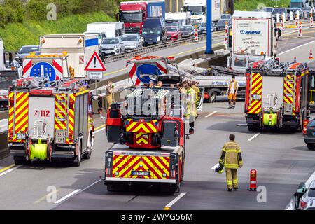 Wallenhorst, Deutschland 06. April 2024: VU schwer - - A1 RF HB 218,0 - auf der BAB 1 kommt es zwischen den Anschlussstellen Osnabrück-Hafen und Osnabrück-Nord, Fahrtrichtung Bremen, zum Zusammenstoß zwischen mehreren Fahrzeugen. Mindestens zwei Personen werden dabei verletzt. Polizei, Feuerwehr und Rettungsdienst sind vor Ort. Ein Rettungshubschrauber ist ebenfalls im Einsatz. Die Verkehrsunfallaufnahme dauert an. Die Richtungsfahrbahn Bremen ist aktuell gesperrt. A1 Niedersachsen *** Wallenhorst, Deutschland 06 April 2024 Unfall schwer A1 RF HB 218 0 es kommt zu einer Kollision zwischen mehreren ve Stockfoto