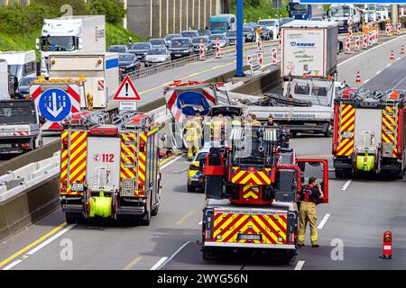 Wallenhorst, Deutschland 06. April 2024: VU schwer - - A1 RF HB 218,0 - auf der BAB 1 kommt es zwischen den Anschlussstellen Osnabrück-Hafen und Osnabrück-Nord, Fahrtrichtung Bremen, zum Zusammenstoß zwischen mehreren Fahrzeugen. Mindestens zwei Personen werden dabei verletzt. Polizei, Feuerwehr und Rettungsdienst sind vor Ort. Ein Rettungshubschrauber ist ebenfalls im Einsatz. Die Verkehrsunfallaufnahme dauert an. Die Richtungsfahrbahn Bremen ist aktuell gesperrt. A1 Niedersachsen *** Wallenhorst, Deutschland 06 April 2024 Unfall schwer A1 RF HB 218 0 es kommt zu einer Kollision zwischen mehreren ve Stockfoto