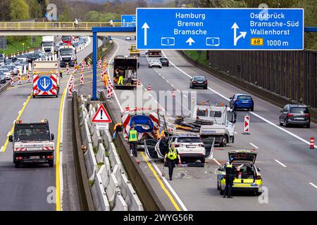 Wallenhorst, Deutschland 06. April 2024: VU schwer - - A1 RF HB 218,0 - auf der BAB 1 kommt es zwischen den Anschlussstellen Osnabrück-Hafen und Osnabrück-Nord, Fahrtrichtung Bremen, zum Zusammenstoß zwischen mehreren Fahrzeugen. Mindestens zwei Personen werden dabei verletzt. Polizei, Feuerwehr und Rettungsdienst sind vor Ort. Ein Rettungshubschrauber ist ebenfalls im Einsatz. Die Verkehrsunfallaufnahme dauert an. Die Richtungsfahrbahn Bremen ist aktuell gesperrt. A1 Niedersachsen *** Wallenhorst, Deutschland 06 April 2024 Unfall schwer A1 RF HB 218 0 es kommt zu einer Kollision zwischen mehreren ve Stockfoto