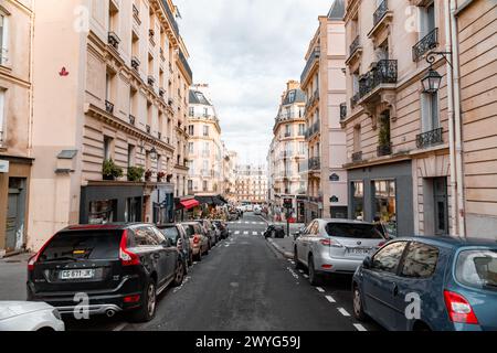 Paris, Frankreich - 20. Januar 2022: Allgemeiner Blick auf die Straße von Paris, der französischen Hauptstadt. Typisch französische Architektur und Blick auf die Stadt. Rue Saint Jacques. Stockfoto