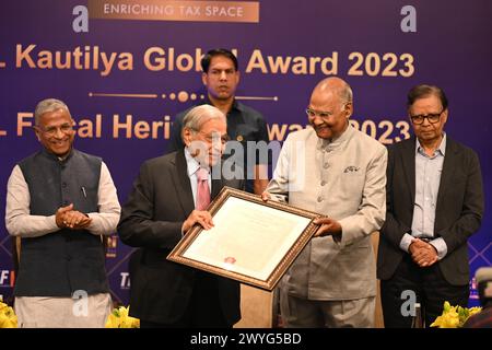 NEW DELHI, INDIEN - 6. APRIL: NK Singh, Vorsitzender der 15. finanzkommission Indiens, erhielt am 6. April 2024 in Neu-Delhi, Indien den TIOL Fiscal Heritage Award 2023 vom ehemaligen indischen Präsidenten Ramnath Kovind im Taj Hotel Mansingh Road. (Foto: Sanchit Khanna/Hindustan Times/SIPA USA ) Stockfoto