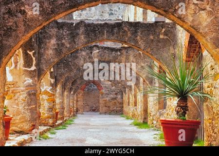 Stone Arch Walkaway des Klosters in der San Jose Mission, San Antonio, Texas Stockfoto