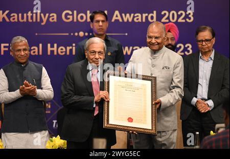 NEW DELHI, INDIEN - 6. APRIL: NK Singh, Vorsitzender der 15. finanzkommission Indiens, erhielt am 6. April 2024 in Neu-Delhi, Indien den TIOL Fiscal Heritage Award 2023 vom ehemaligen indischen Präsidenten Ramnath Kovind im Taj Hotel Mansingh Road. (Foto: Sanchit Khanna/Hindustan Times/SIPA USA ) Stockfoto