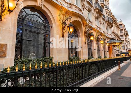 Paris, Frankreich - 20. Januar 2022: Kunstvoller Eingang des Plaza Athenee Hotels in Paris, Frankreich. Stockfoto