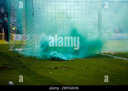 Nachdem die Fans von Yeovil Town während des Spiels der National League South im Huish Park Stadium, Yeovil Pictu, eine Rauchbombe auf das Spielfeld werfen, geht Steward aus dem Spiel Stockfoto