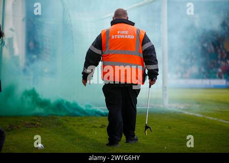 Nachdem die Fans von Yeovil Town während des Spiels der National League South im Huish Park Stadium, Yeovil Pictu, eine Rauchbombe auf das Spielfeld werfen, geht Steward aus dem Spiel Stockfoto