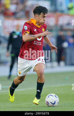 Rom, Italie. April 2024. Paulo Dybala of Roma in Aktion während des italienischen Meisterschaftsspiels Serie A zwischen AS Roma und SS Lazio am 6. April 2024 im Stadio Olimpico in Rom, Italien - Foto Federico Proietti/DPPI Credit: DPPI Media/Alamy Live News Stockfoto