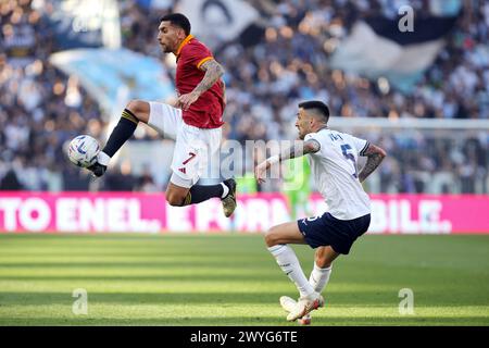 Rom, Italie. April 2024. Lorenzo Pellegrini von Roma streitet um den Ball mit Matias Vecino von Latium während des italienischen Meisterschaftsspiels Serie A zwischen AS Roma und SS Lazio am 6. April 2024 im Stadio Olimpico in Rom, Italien - Foto Federico Proietti/DPPI Credit: DPPI Media/Alamy Live News Stockfoto