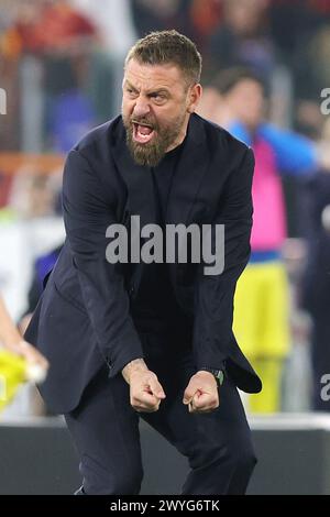 Rom, Italie. April 2024. Daniele de Rossi Cheftrainer der Roma feiert den Sieg am 6. April 2024 im Stadio Olimpico in Rom, Italien - Foto Federico Proietti/DPPI Credit: DPPI Media/Alamy Live News Stockfoto