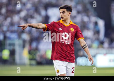 Rom, Italie. April 2024. Paulo Dybala of Roma Gesten während des italienischen Meisterschaftsspiels Serie A zwischen AS Roma und SS Lazio am 6. April 2024 im Stadio Olimpico in Rom, Italien - Foto Federico Proietti/DPPI Credit: DPPI Media/Alamy Live News Stockfoto