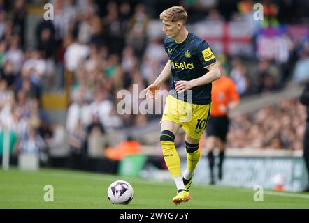 LONDON, ENGLAND - 6. APRIL: Anthony Gordon von Newcastle United während des Premier League-Spiels zwischen Fulham FC und Newcastle United am 6. April 2024 im Craven Cottage in London, England. (Foto: Dylan Hepworth/MB Media) Stockfoto