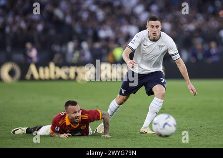 Rom, Italie. April 2024. Adam Marusic aus Latium im Rahmen des italienischen Meisterschaftsspiels Serie A zwischen AS Roma und SS Lazio am 6. April 2024 im Stadio Olimpico in Rom, Italien - Foto Federico Proietti/DPPI Credit: DPPI Media/Alamy Live News Stockfoto