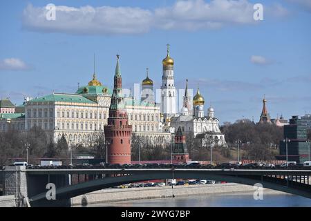 Der Moskauer Kreml im Frühjahr. Das Zentrum der russischen Hauptstadt an einem sonnigen Märztag. Stockfoto
