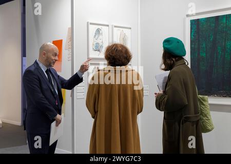 Paris, Frankreich. April 2024. Ein Galerist präsentiert Gemälde auf der Art Paris Fair Preview 2024 am 03. April 2024 in Paris, Frankreich. Art Paris Fair. Stockfoto