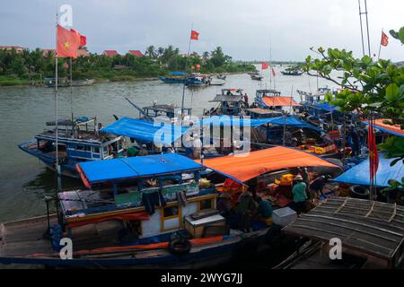 Fischer und Boote in Hoi an in Vietnam in Südostasien Stockfoto