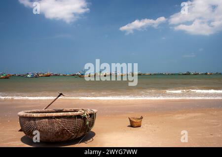 Korbboot am Strand auf dem Fischmarkt in Mui ne in Vietnam in Südostasien Stockfoto