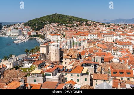 Aus der Vogelperspektive von Split aus gesehen vom Glockenturm der Kathedrale Saint Dominus, Kroatien Stockfoto