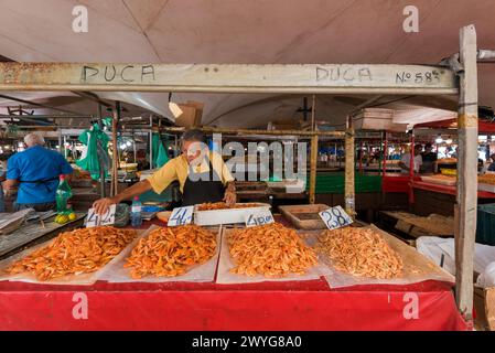 Belem, Brasilien - 26. Dezember 2023: Getrocknete Garnelen zum Verkauf auf dem Markt Ver o Peso. Trocken gesalzene Garnelen sind beliebte Zutaten in der regionalen Küche. Stockfoto