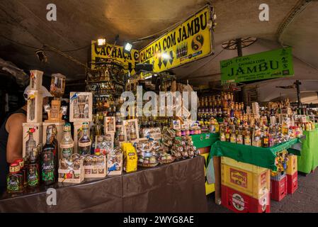 Belem, Brasilien - 26. Dezember 2023: Verschiedene alkoholische Getränke zum Verkauf auf dem Markt Ver o Peso. Der beliebteste ist Jambu Likör, der berühmt ist. Stockfoto