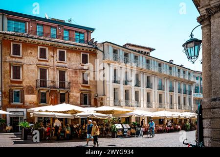 Verona, Italien - 16. August 2023: Blick auf die Piazza delle Erbe mit Gästen, die draußen in Verona, Italien, speisen Stockfoto