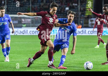 Empoli, Italien. April 2024. Samuele Ricci (Turin) kämpft um den Ball gegen Simone Bastoni (Empoli) während des Spiels Empoli FC gegen Torino FC, italienische Fußball Serie A in Empoli, Italien, 06. April 2024 Credit: Independent Photo Agency/Alamy Live News Stockfoto